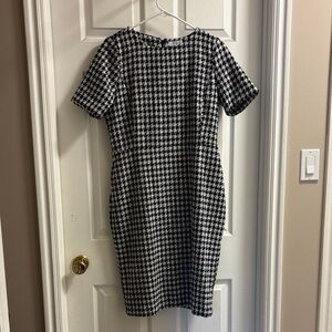 Elegant Houndstooth Midi Dress